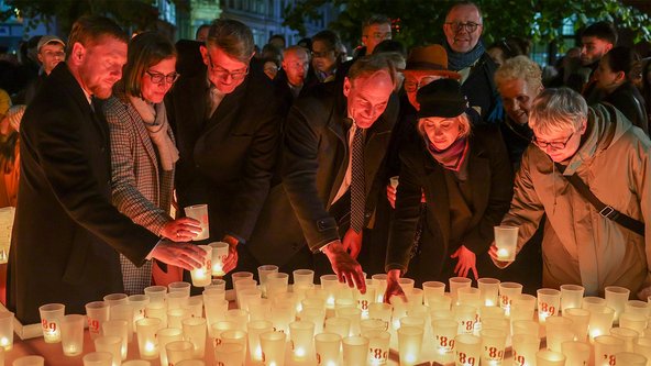 Michael Kretschmer, Skadi Jennicke, Wolfram Weimer, Burkhard Jung und seine Frau Ayleena stellen ihre Kerzen in die gro&szlig;e &rsquo;89 in der Leipziger Innenstadt.