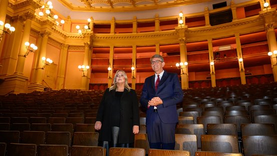Katharina Wagner und Wolfram Weimer in der Loge des Festpielhauses.
