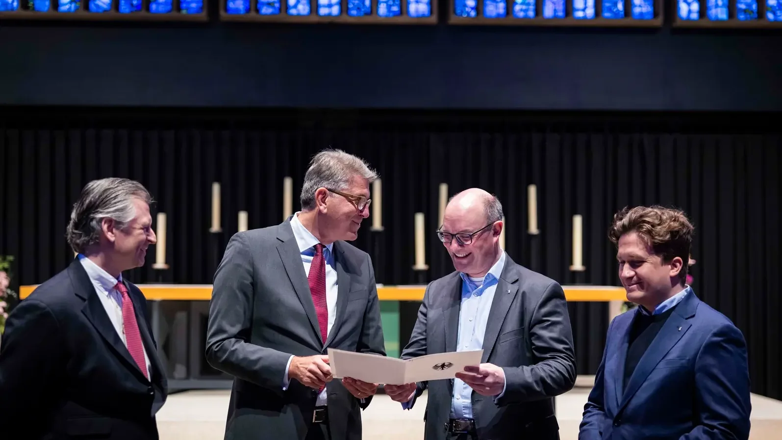 Staatsminister Weimer &uuml;bergibt den F&ouml;rderbescheid