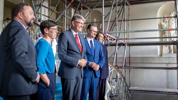 Staatsminister Weimer mit Minister Christian Tischner bei der Besichtigung der Schlossbaustelle.