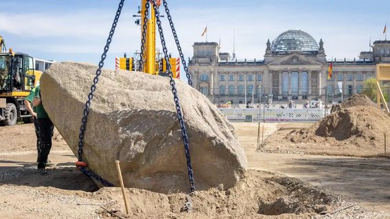 Bild zum Artikel: "Errichtung eines temporären Gedenkzeichens für die Opfer der deutschen Besatzung Polens – Kulturstaatsministerin Claudia Roth: „Ein wichtiges Signal vor dem Gedenken des  8. Mai.“"