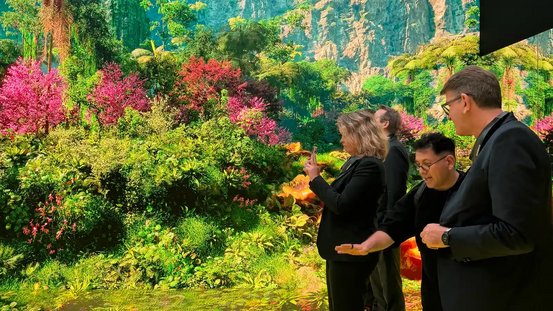 Medienk&uuml;nstler Refik Anadol zeigt Staatsminister Weimer eine Ausstellung im DATALAND Museum