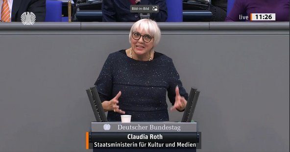Kulturstaatsministerin Roth bei ihrer Rede während der Generaldebatte im Bundestag