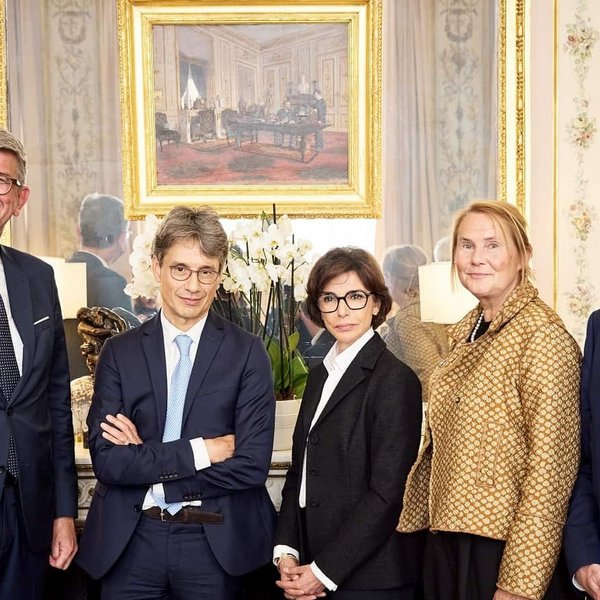 Kulturstaatsminister Wolfram Weimer, ARTE-Vizepräsident Bruno Patino, Frankreichs Kulturministerin Rachida Dato, ARTE-Präsidentin Heike Hempel und der deutsche Botschafter in Frankreich Stephan Steinlein im Kulturministerium in Paris.