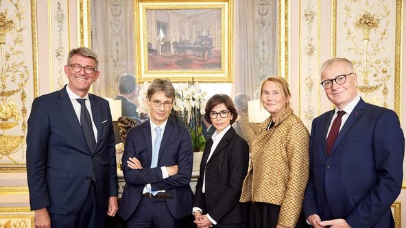Kulturstaatsminister Wolfram Weimer, ARTE-Vizepräsident Bruno Patino, Frankreichs Kulturministerin Rachida Dato, ARTE-Präsidentin Heike Hempel und der deutsche Botschafter in Frankreich Stephan Steinlein im Kulturministerium in Paris.