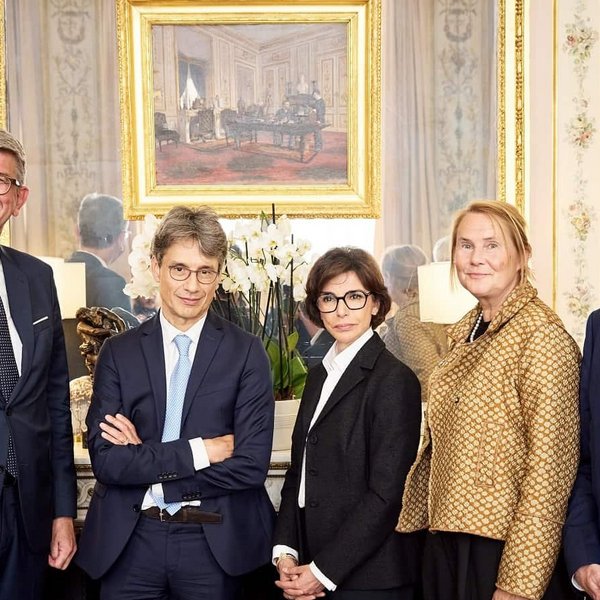 Kulturstaatsminister Wolfram Weimer, ARTE-Vizepräsident Bruno Patino, Frankreichs Kulturministerin Rachida Dato, ARTE-Präsidentin Heike Hempel und der deutsche Botschafter in Frankreich Stephan Steinlein im Kulturministerium in Paris.