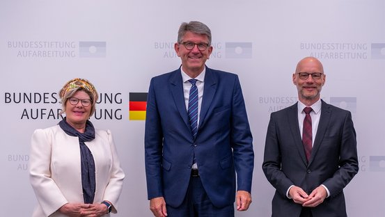 Wolfram Weimer mit Anna Kaminsky und Markus Gallander in der Geschäftsstelle der Bundesstiftung zur Aufarbeitung der SED-Diktatur.