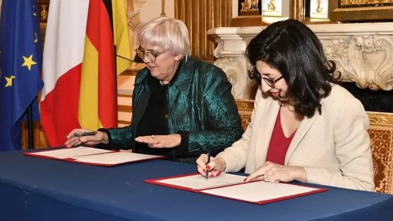 Ministère de la culture Rima Abdul-Malak und Staatsministerin Roth unterzeichnen ein Schriftstück