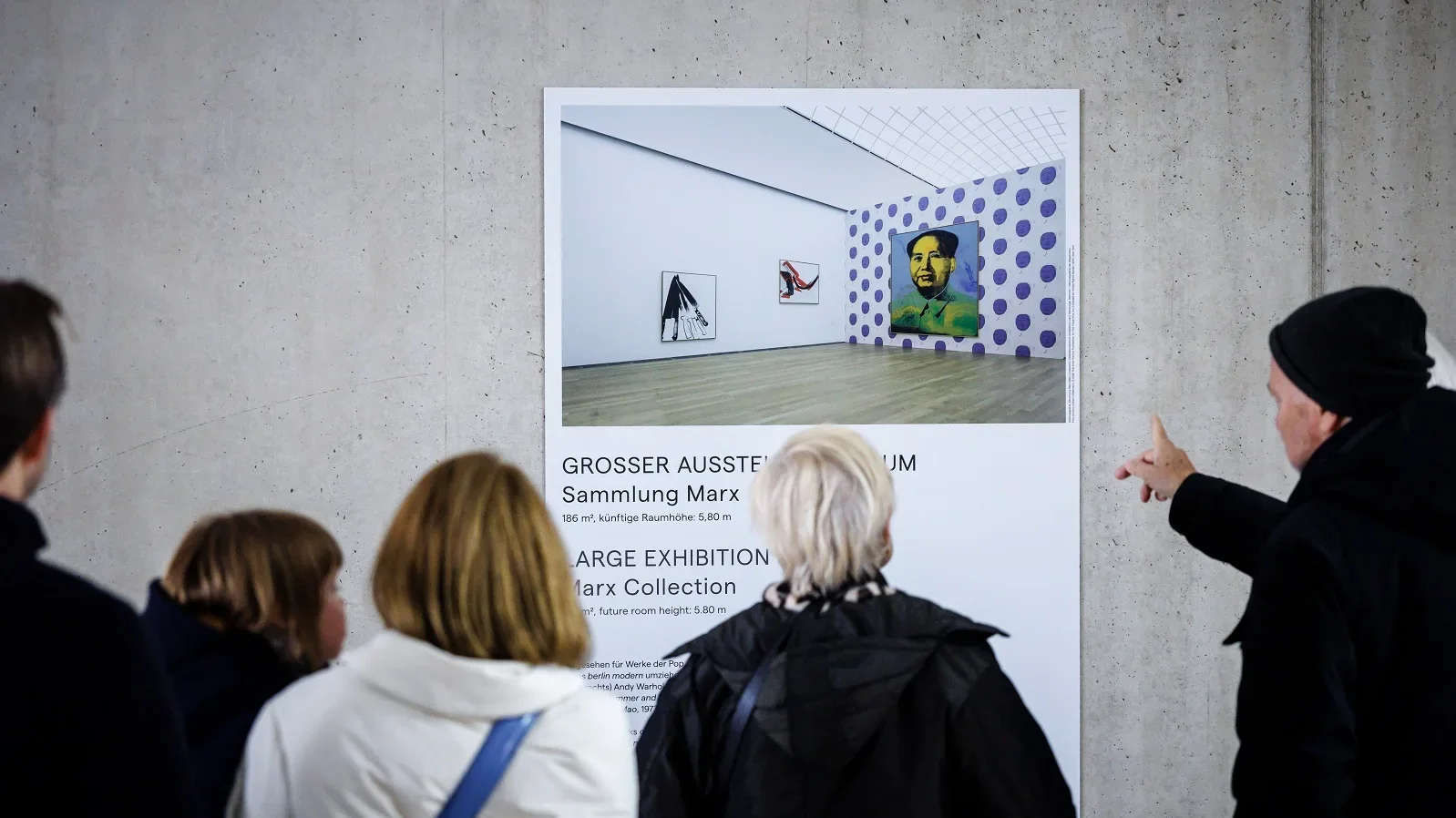 Eine Schautafel informiert &uuml;ber das Ausstellungskonzept. 