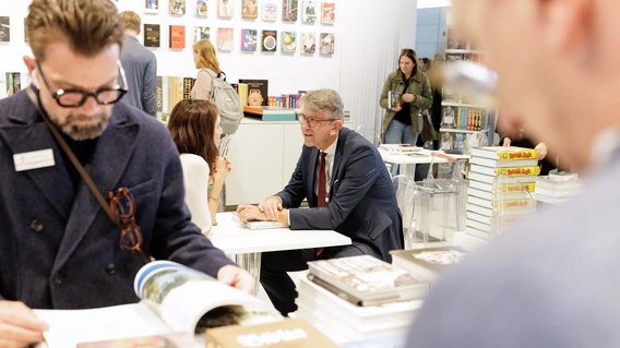 Staatsminister Weimer im Gespr&auml;ch mit Verlegerin Marlene Taschen am Messestand des Taschen-Verlags