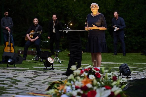 Kulturstaatsministerin Roth am Denkmal für die im Nationalsozialismus ermordeten Sinti und Roma Europas