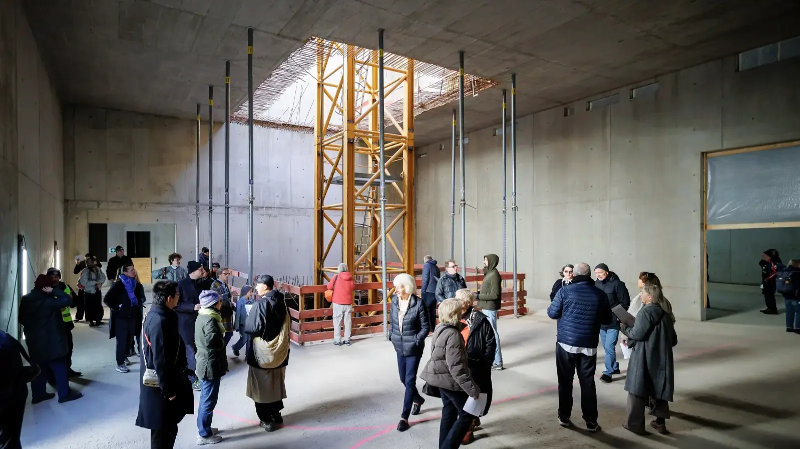 Besucher im Rohbau.