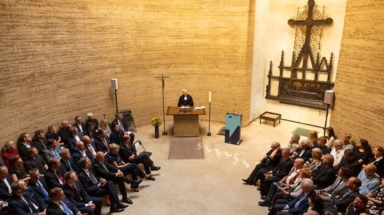 Andacht in der Kapelle der Vers&ouml;hnung