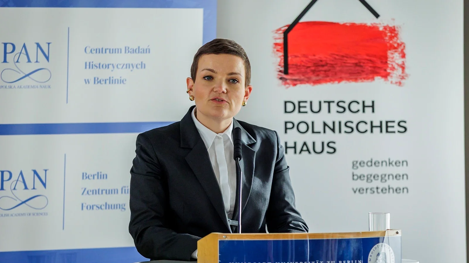 Die polnische Kulturministerin Marta Cienkowska spricht am Rednerpult bei der Er&ouml;ffnung der Fachkonferenz in der Humboldt-Universit&auml;t zu Berlin.