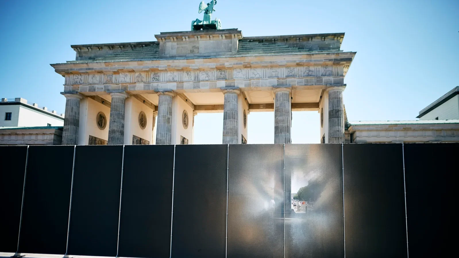 Installation des K&uuml;nstlers Hubertus Hamm vor dem Brandenburger Tor 