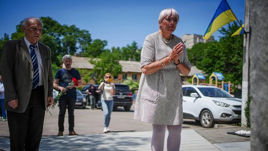 Claudia Roth an der Seite des Holocaustüberlebenden Roman Schwarzmann