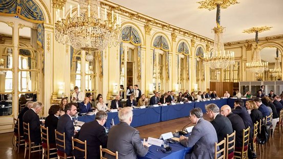 Die EU-Ministerinnen und -minister besprechen sich bei ihrer Arbeitssitzung im französischen Kulturministerium.