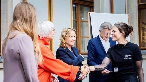 Claudia Roth, Steffi Lemke und die Heinz Sielmann Stiftung zeichnen drei Filmprojekte mit dem internationalen Eisvogel-Preis für nachhaltige Filmproduktionen aus.