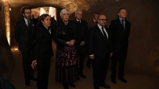 Claudia Roth, Gennaro Sangiuliano und sein Team bei einer Führung durch die Gedenkstätte