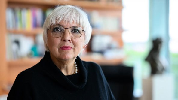 Porträt Claudia Roth in ihrem Büro im Bundeskanzleramt