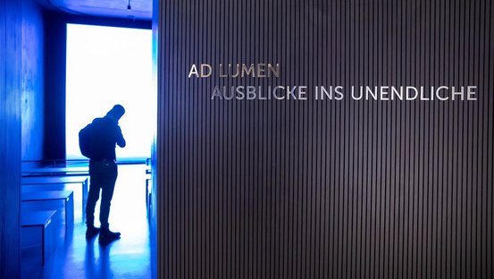 Blick in die lichtdurchflutete Kapelle der Galerie der Romantik