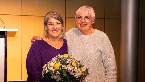 Parastou Forouhar und Claudia Roth bei der Preisverleihung in der Akademie der Künste.