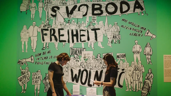 Museumsbesucherinnen in der Sonderausstellung
