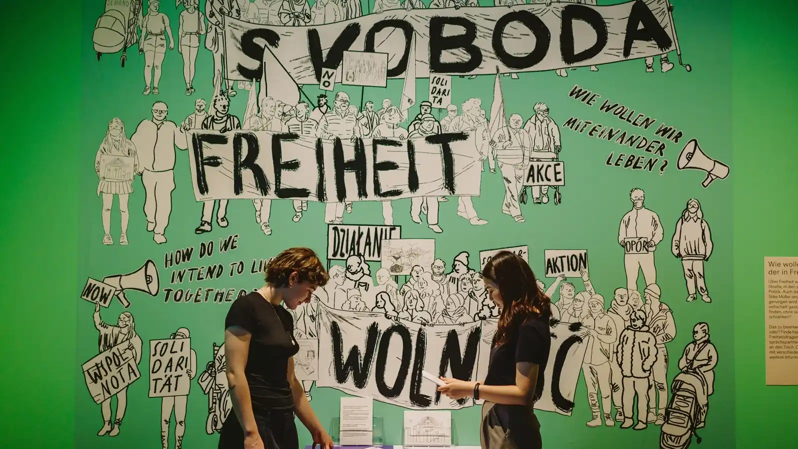 Museumsbesucherinnen in der Sonderausstellung