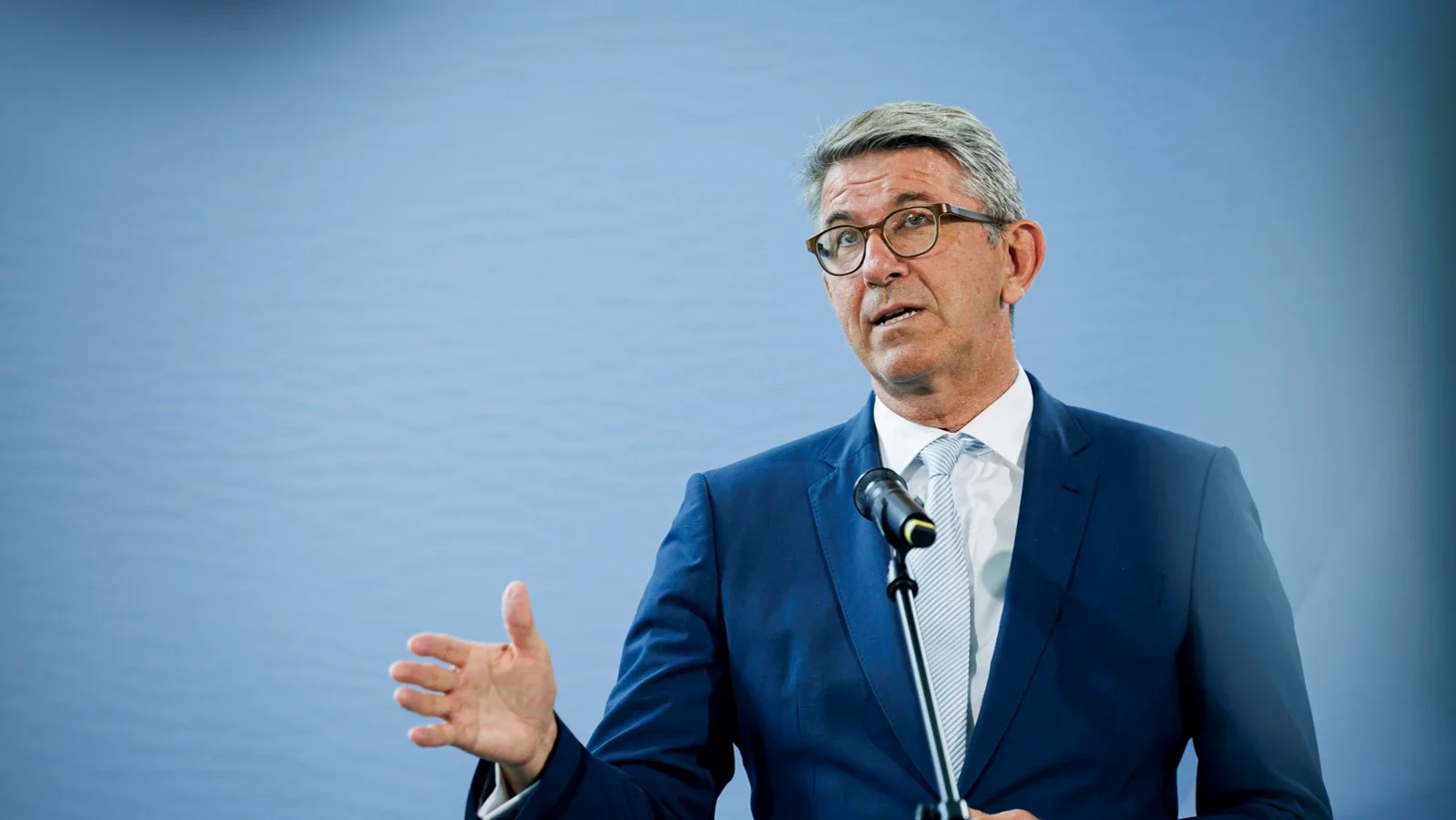 Staatsminister Weimer bei der Pressekonferenz im Kanzleramt