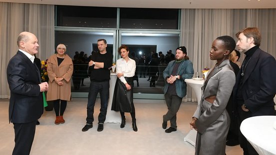 Bundeskanzler Olaf Scholz und Kulturstaatsministerin Claudia Roth mit der Internationalen Jury der Berlinale im Kanzleramt.