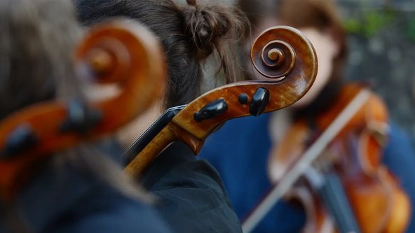 Orchestermusikerinnen beim Spiel