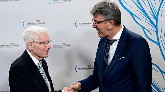 Bild zum Artikel: "75 Jahre Zentralrat der Juden – Bundeskanzler Friedrich Merz und Staatsminister Wolfram Weimer beim Rosch-Haschana-Empfang im Jüdischen Museum Berlin"