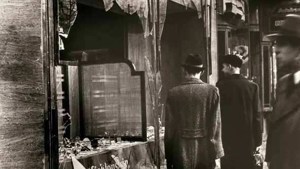 Das zerst&ouml;rte Schaufenster eines j&uuml;dischen Gesch&auml;fts in Berlin nach den antisemitischen Ausschreitungen.
