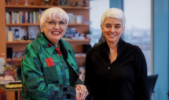 Claudia Roth und Hetty Berg besiegeln mit Handschlag die Vertragsunterzeichnung