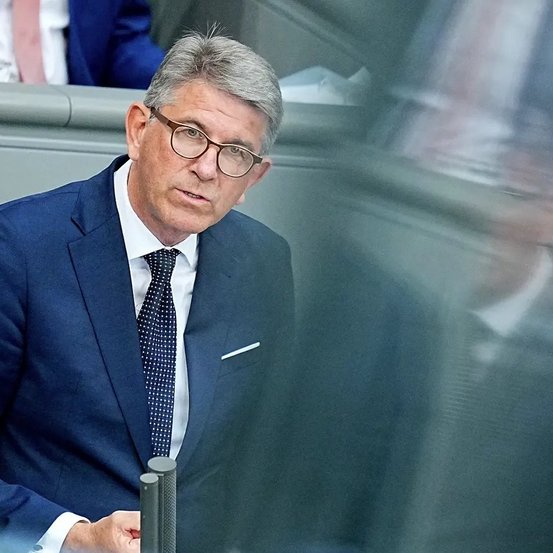 Wolfram Weimer spricht am Rednerpult im Deutschen Bundestag.