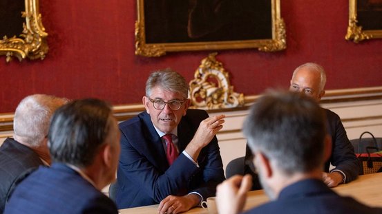 Kulturstaatsminister Wolfram Weimer unterh&auml;lt sich mit Vertreterinnen und Vertretern der Stiftung Preu&szlig;ische Schl&ouml;sser und G&auml;rten in den R&auml;umlichkeiten des Neuen Palais.