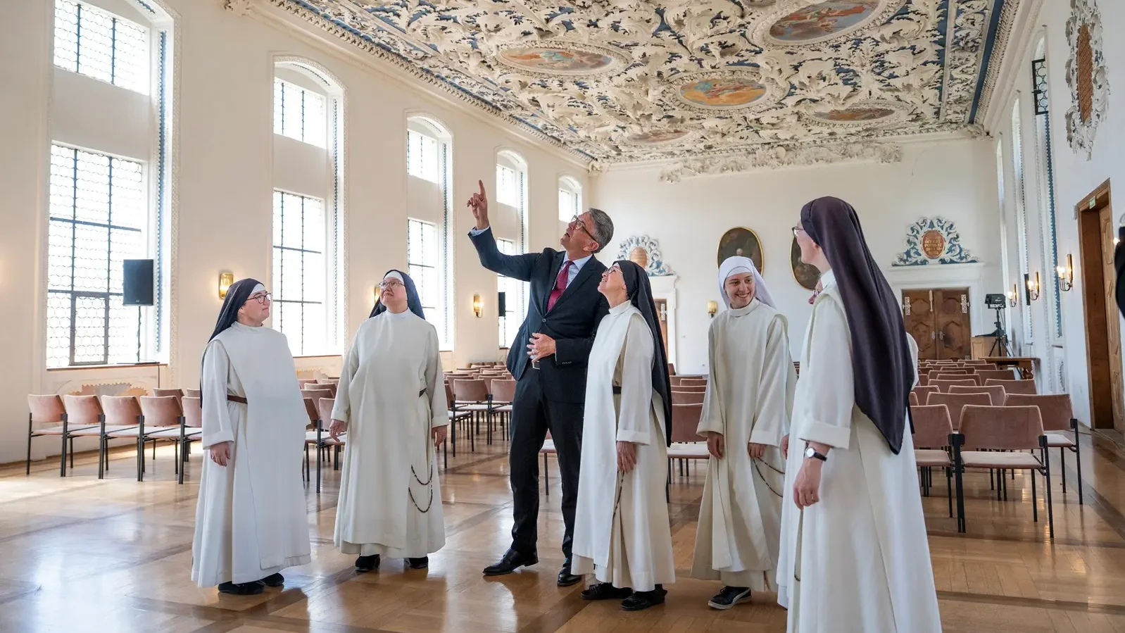 Staatsminister Weimer bewundert mit Klosterschwestern die kunstvoll verzierte Decke