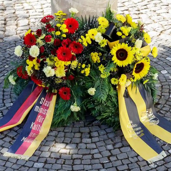 Trauerkranz des Staatsministers an der Gedenks&auml;ule vor der Michaeliskirche in Zeitz