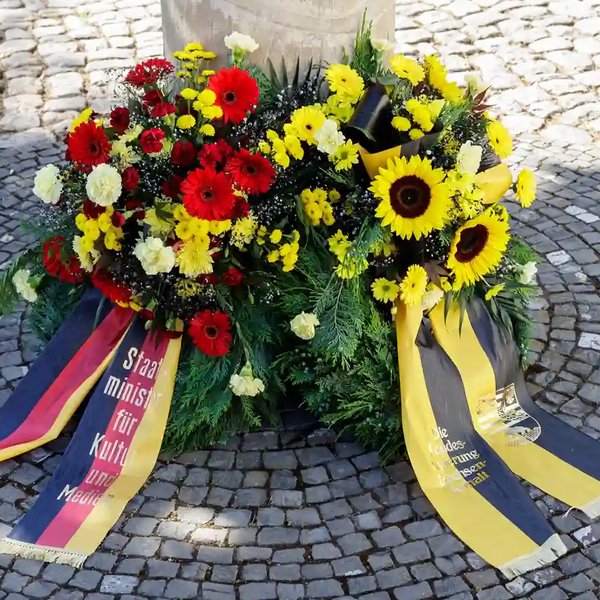 Trauerkranz des Staatsministers an der Gedenks&auml;ule vor der Michaeliskirche in Zeitz