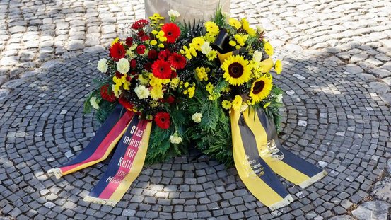 Trauerkranz des Staatsministers an der Gedenks&auml;ule vor der Michaeliskirche in Zeitz
