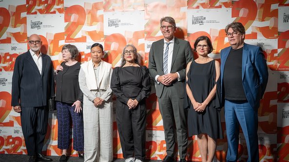 Barbara Wahlster, Johannes Kister, Susie Ibarra, Cristina Rivera Garza, Wolfram Weimer, Lavinia Frey und Matthias Pees bei der Er&ouml;ffnung des 25. internationalen literaturfestival berlin.