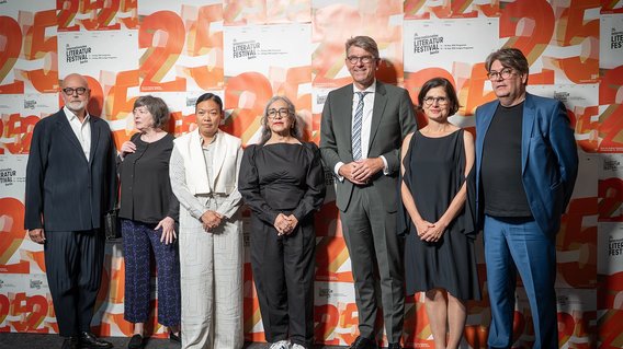Barbara Wahlster, Johannes Kister, Susie Ibarra, Cristina Rivera Garza, Wolfram Weimer, Lavinia Frey und Matthias Pees bei der Er&ouml;ffnung des 25. internationalen literaturfestival berlin.