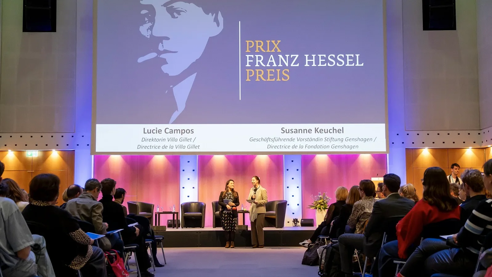 Blick auf die B&uuml;hne bei der Verleihung des Franz-Hessel-Preises 2025.