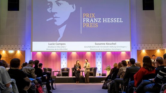 Blick auf die Bühne bei der Verleihung des Franz-Hessel-Preises 2025.