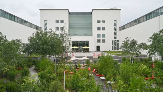 Bild zum Artikel: "Bund investiert Millionen in die Zukunft national bedeutsamer Kultureinrichtungen in ganz Deutschland – Staatsminister Weimer: „Kulturelle Leuchttürme wirksam stärken“"