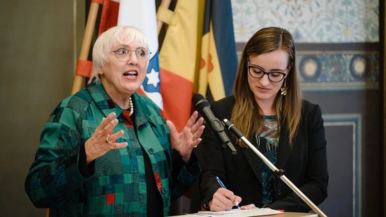 Staatsministerin Claudia Roth hält im Rathaus der Stadt Weimar eine Rede. 