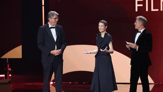 Wolfram Weimer, Vicky Krieps und Florian Gallenberger bei der Vergabe des Deutschen Filmpreises in Berlin. 
