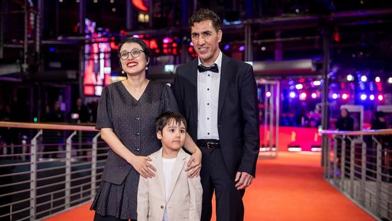 Regisseurin und Schauspielerin Shahrbanoo Sadat mit ihren Schauspielkollegen Liam Hussaine und Anwar Hashimi