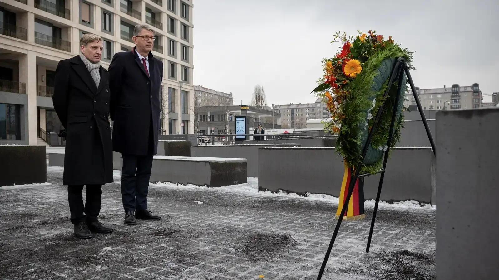 Staatsminister Weimer und Stiftungsdirektor Uwe Neum&auml;rker stehen am Denkmal f&uuml;r die ermordeten Juden Europas.