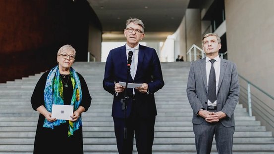 Staatsminister Weimer mit Evelyn Zupke und Uwe Neum&auml;rker bei der Pressekonferenz im Kanzleramt